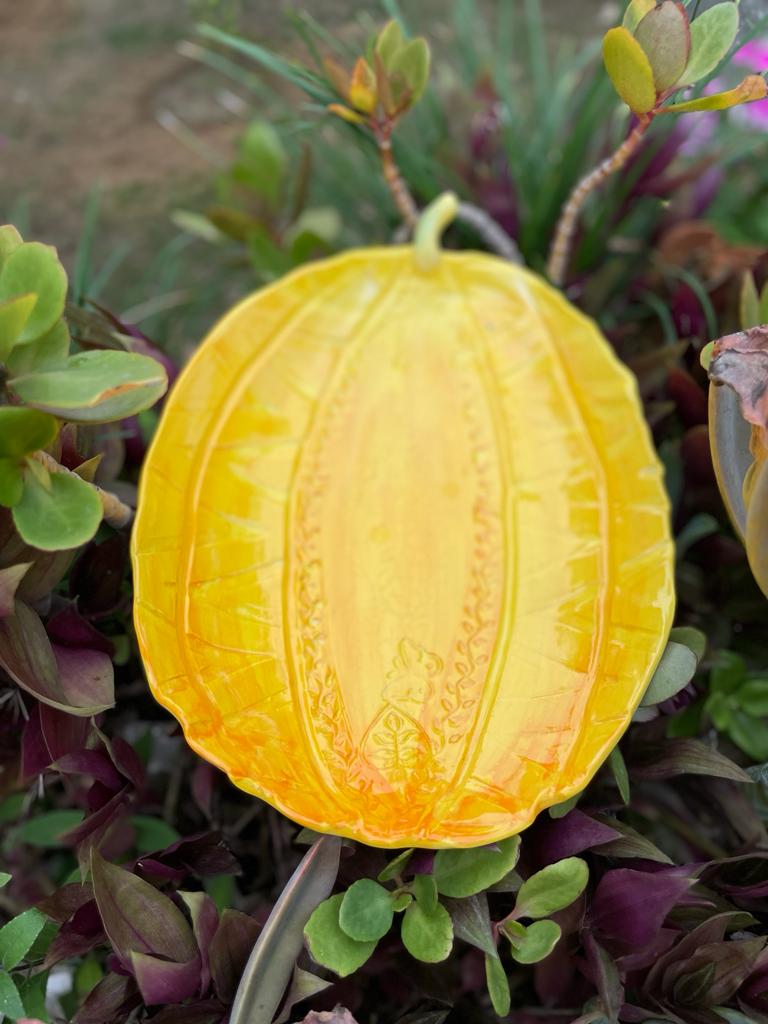 Oval platter with engraved pattern
