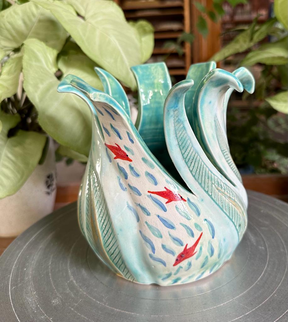 Aqua and red fishes