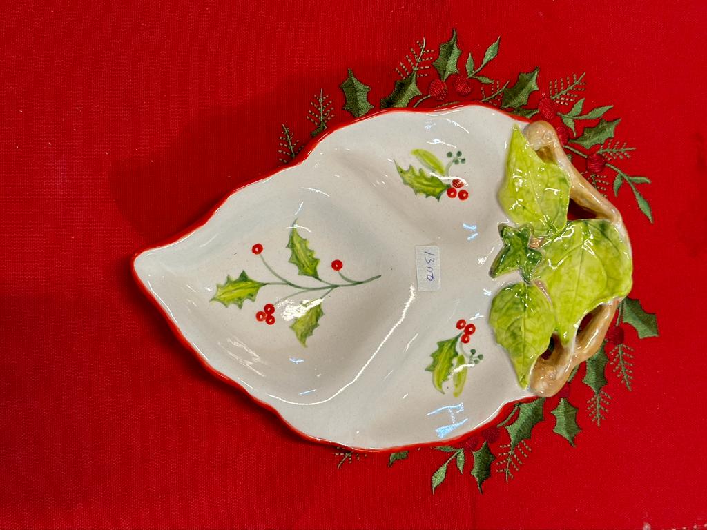 Serving platter with three green leaves