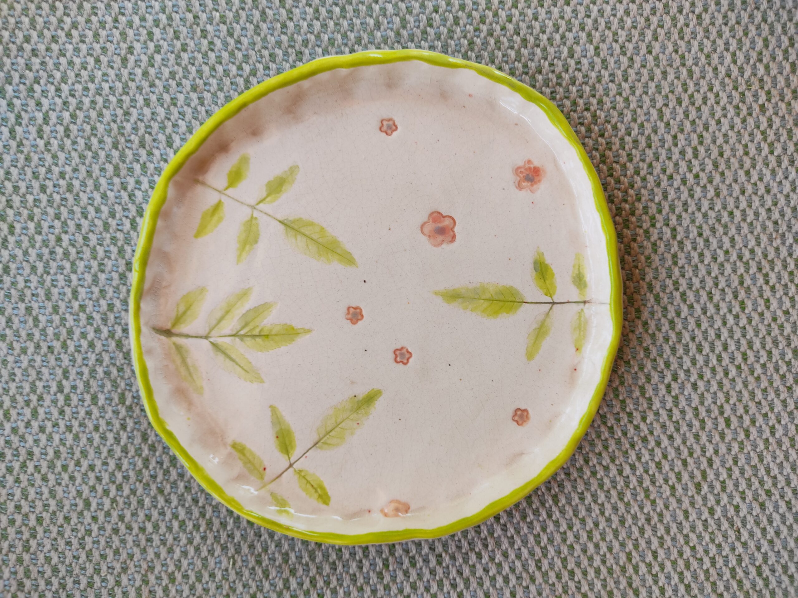 Round platter with leaf impression