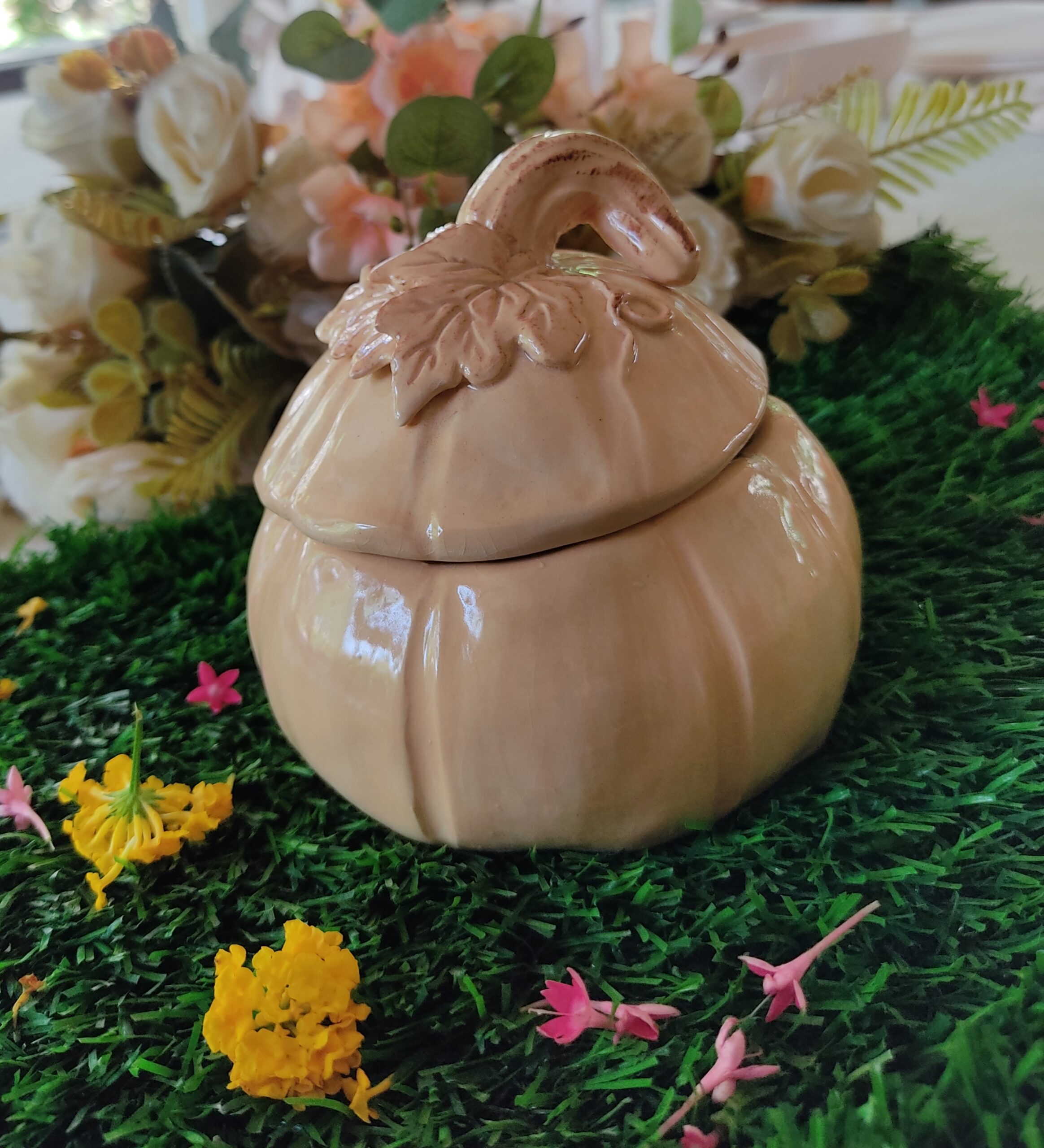 Ivory pumpkin with lid