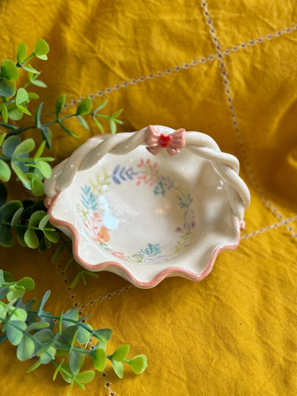 Curvey small basket with bow