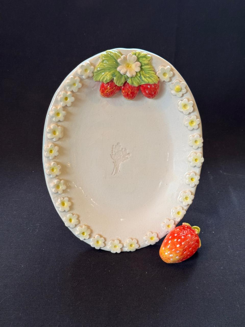 Oval strawberry plate with white flowers