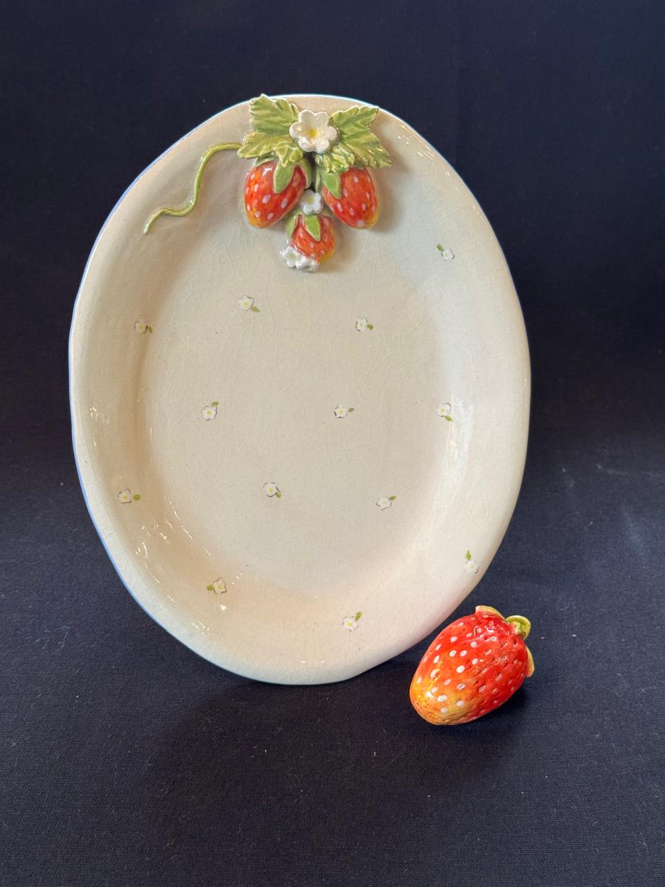 Strawberry oval plate