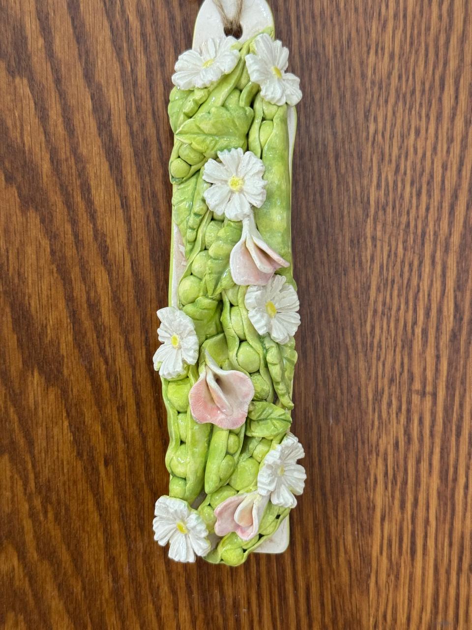 Pea and daisy hanging
