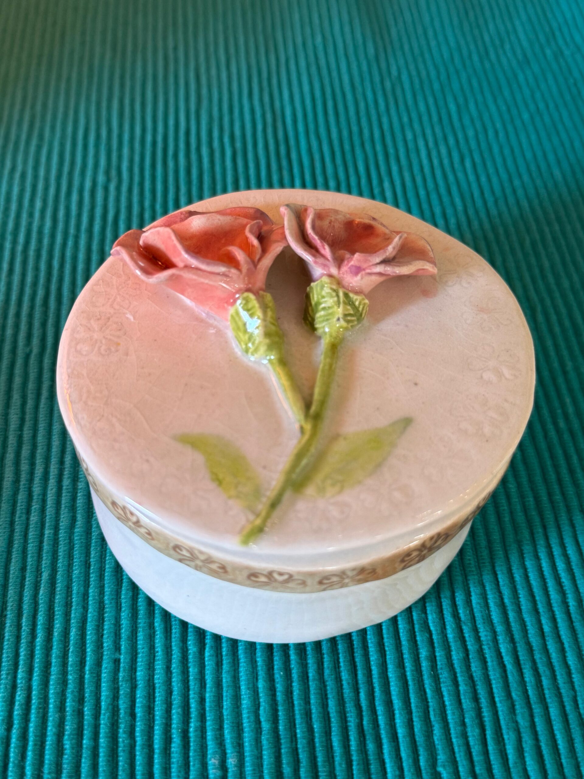Small box with pea pod