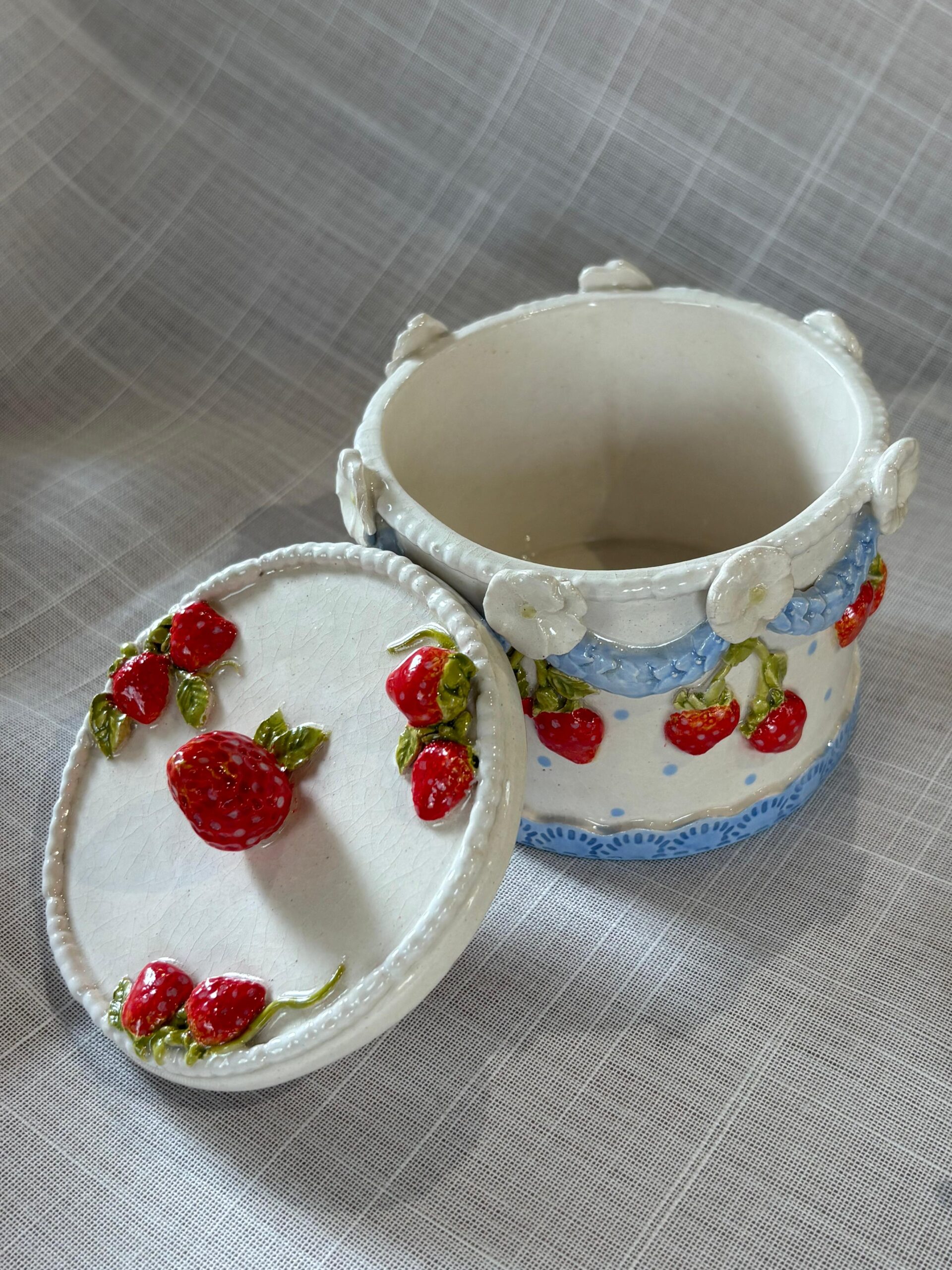 Beautiful strawberry trinket  🍓