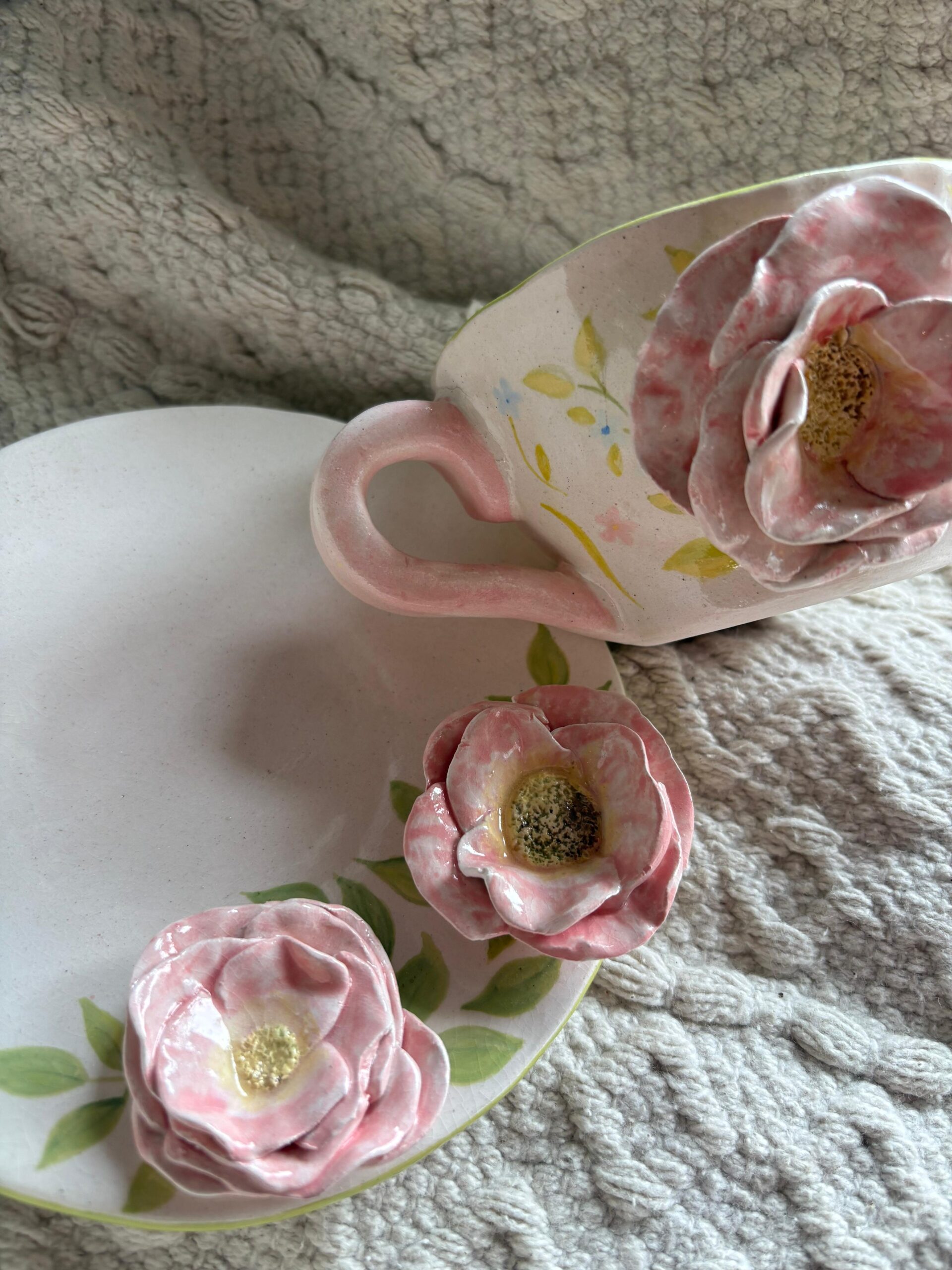 Cup saucer with 3D flowers